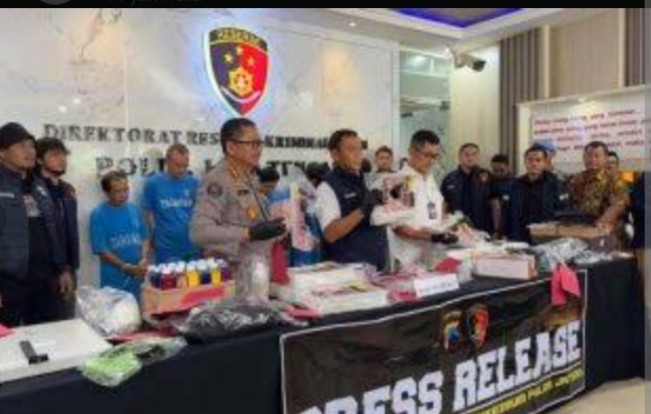 Dir Reskrimum Polda Jateng gelar pertemuan pers usia bongkar praktik pembuatan uang palsu. [Instagram]